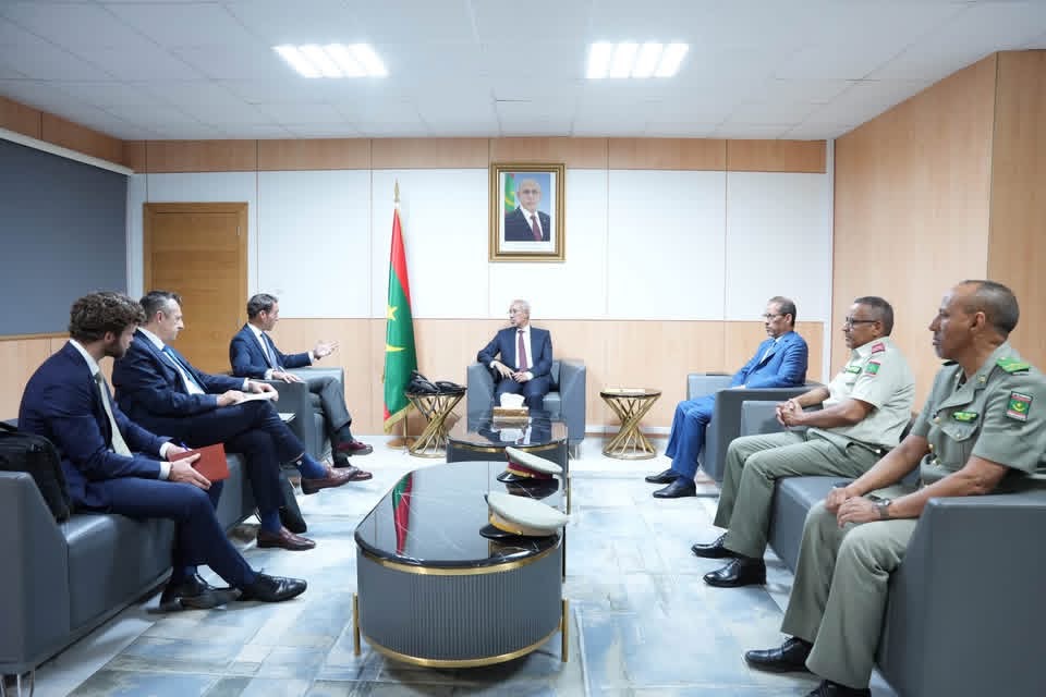 وزير الدفاع يبحث مع وفد من حلف “الناتو” تعزيز التعاون العسكري